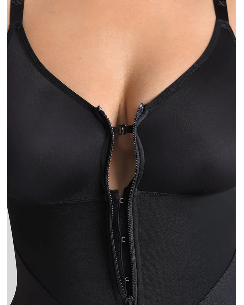 Body con faja de cobertura total para el pecho, control de abdomen y efecto levantamiento de glúteos.