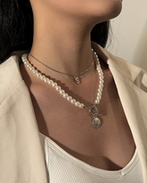 Collar de doble capa con colgante de letra sonriente decorado con cuentas