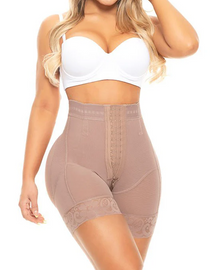 Shorts push up de cintura alta con 3 filas de botones de botines