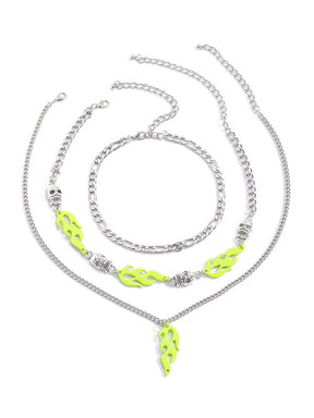 Collar multicapa geométrico con calavera de llama fluorescente
