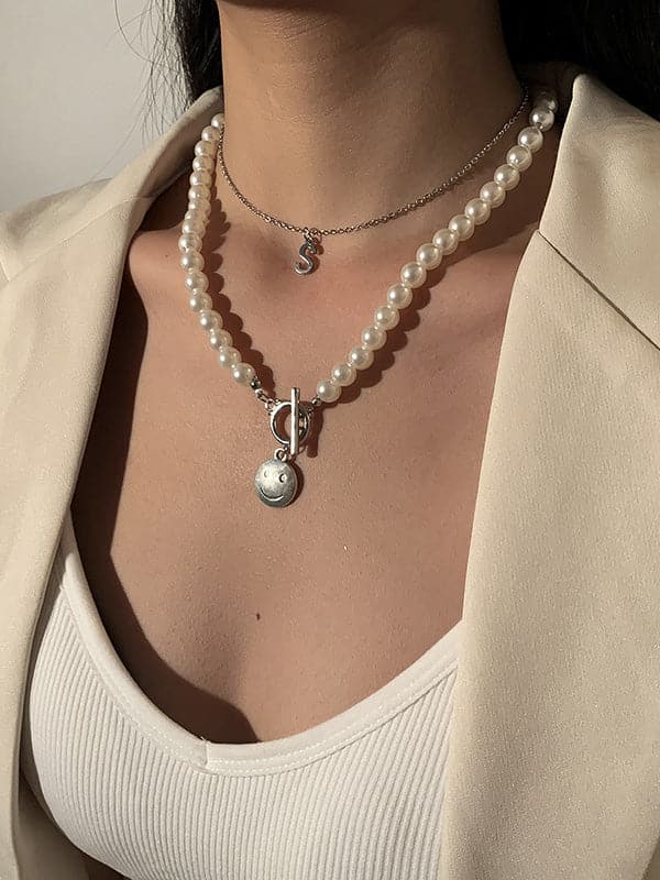 Collar de doble capa con colgante de letra sonriente decorado con cuentas