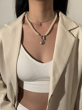 Collar de doble capa con colgante de letra sonriente decorado con cuentas