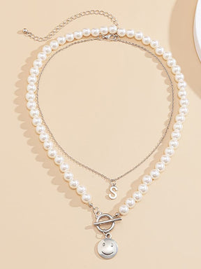 Collar de doble capa con colgante de letra sonriente decorado con cuentas