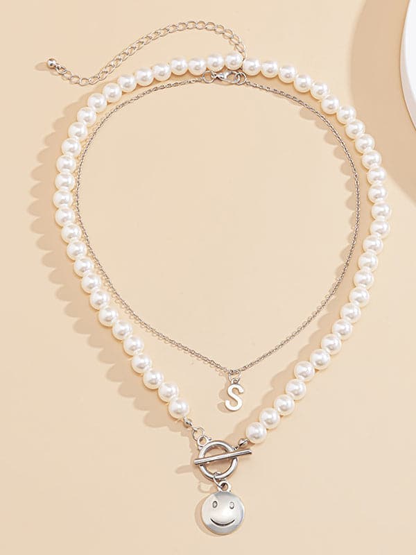 Collar de doble capa con colgante de letra sonriente decorado con cuentas