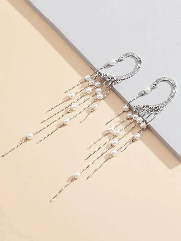 Pendientes de creatividad con borlas y decorados con cuentas elegantes