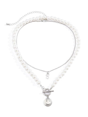 Collar de doble capa con colgante de letra sonriente decorado con cuentas