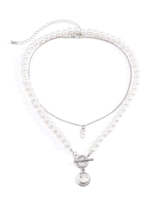 Collar de doble capa con colgante de letra sonriente decorado con cuentas