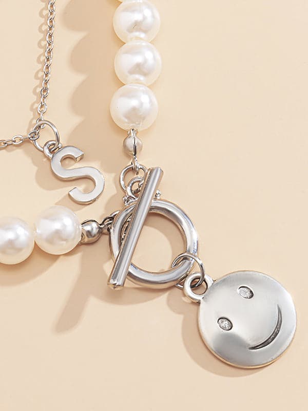 Collar de doble capa con colgante de letra sonriente decorado con cuentas