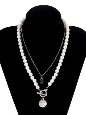 Collar de doble capa con colgante de letra sonriente decorado con cuentas