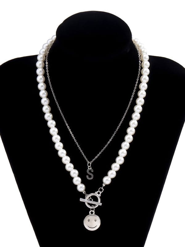 Collar de doble capa con colgante de letra sonriente decorado con cuentas