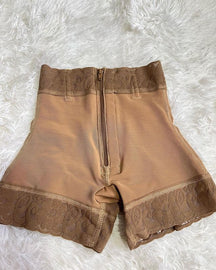 Pantalón corto con cremallera y encaje para realce de glúteos