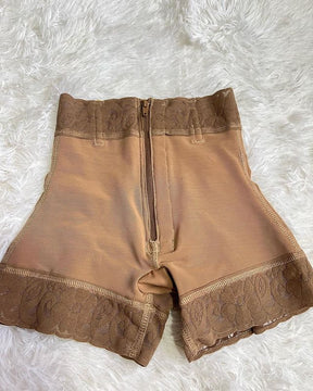 Pantalón corto con cremallera y encaje para realce de glúteos