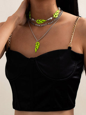 Collar multicapa geométrico con calavera de llama fluorescente