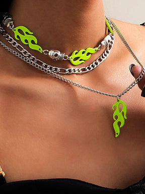 Collar multicapa geométrico con calavera de llama fluorescente