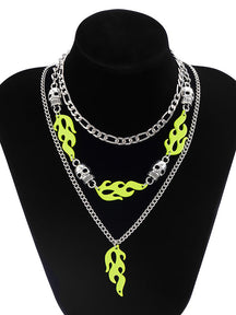 Collar multicapa geométrico con calavera de llama fluorescente